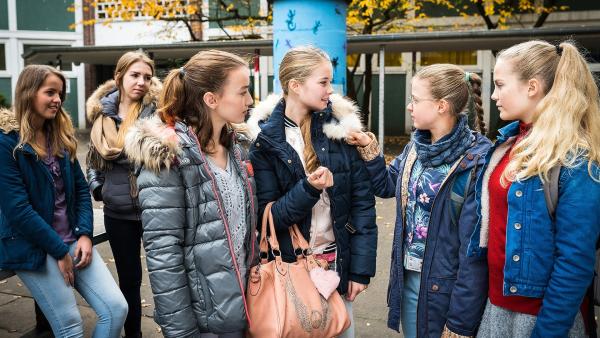 Angewidert begutachtet Pinja (Sina Michel, 2. v. r.) die neue Echtfelljacke ihrer Mitschülerin Joelle (Liva Stege). | Rechte: NDR/Boris Laewen