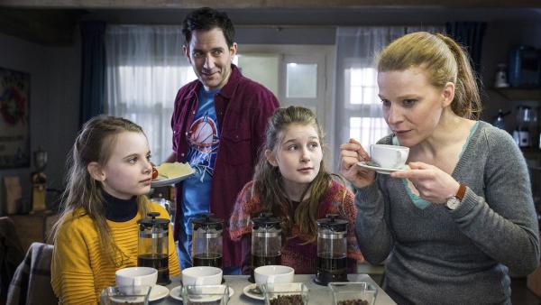 Maja (Annika Martens, rechts) probiert in der Kontor-Küche neue Kaffeesorten. Alice (Emilia Flint, links), Mia (Marleen Quentin) und Sam (Ole Eisfeld) schauen zu und staunen. | Rechte: NDR/Boris Laewen