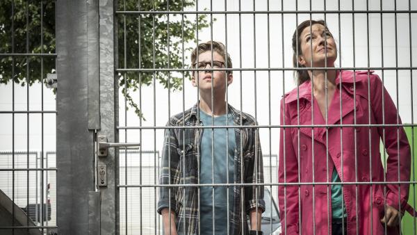 Benny (Ruben Storck) und seine Mutter Andrea (Meike Kircher) besuchen Bennys Vater im Gefängnis. | Rechte: NDR/Boris Laewen