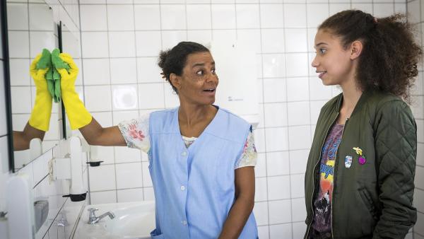 Auf einer öffentlichen Toilette lernt Lisha (Emma Roth, rechts) die Nigerianerin Anulika (Adisat Semenitsch) kennen. | Rechte: NDR/Boris Laewen