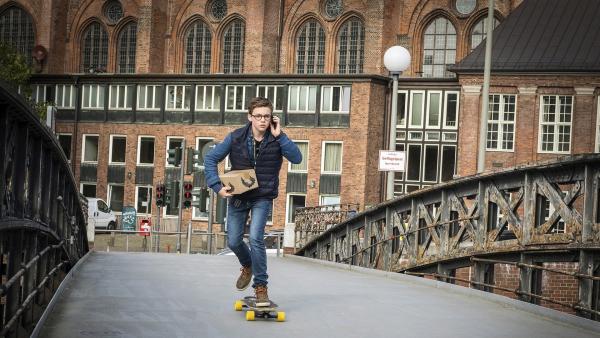 Benny (Ruben Storck) auf Skatermission: Für ein Onlinespiel transportiert er Pakete quer durch Hamburg. | Rechte: NDR/Boris Laewen