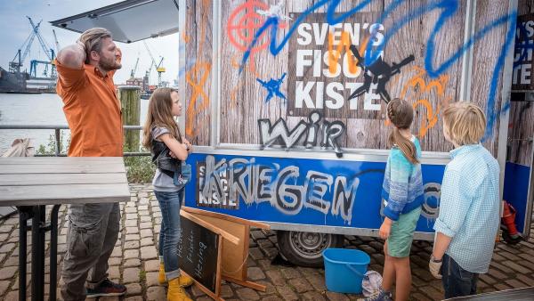 Auf Spurensuche an der zerstörten Fischbude.  | Rechte: NDR/Boris Laewen