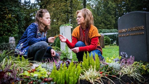 Auf dem Friedhof spricht Kira (Marlene von Appen, li.) mit Edith (Jessica Kosmalla). | Rechte: NDR/Boris Laewen