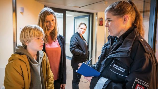 Levin (Moritz Pauli, li.) ist ein wichtiger Zeuge für die Polizei - Lucia (Amber Bongard) lauscht im Hintergrund. | Rechte: NDR/Boris Laewen