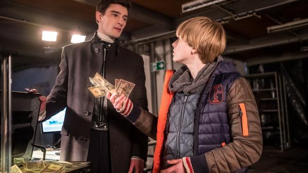 Levin (Moritz Pauli) konfrontiert Nino mit den falschen Dollarnoten. | Rechte: NDR/Letterbox Filmproduktion/Boris Laewen