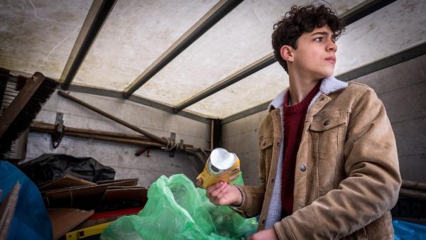 Tarun (Caspar) sucht im Wagen der Waste-Watcher nach Beweisen. | Rechte: NDR/Letterbox Filmproduktion/Boris Laewen