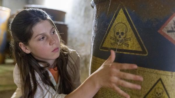 Hannah entdeckt in der Ruine Giftfässer. | Rechte: NDR/Letterbox Filmproduktion/Boris Laewen