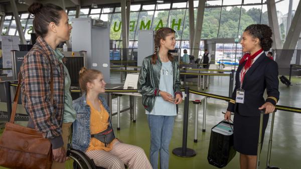 Eva, Pippa und Lou begrüßen Jenny am Kreuzfahrtterminal. | Rechte: NDR/Boris Laewen
