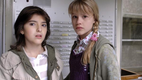 Yeliz (Mira Lieb) und Lilly (Laura Gabriel) sind entsetzt: Ihre Freundin Thérèse ist verschwunden. | Rechte: NDR/Romano Ruhnau