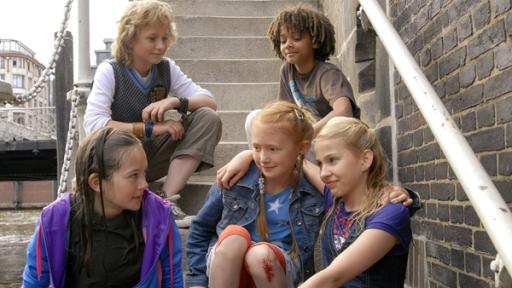 Untere Reihe v.l.: Lina (Lale H. Mann), Emma (Aurelia Stern) und Sophie (Katherina Unger) Obere Reiche v.l: Rasmus (Julian Winterbach) und Themba (Coco Nima)