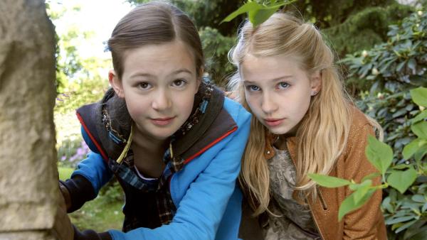 Lina (Lale H. Mann, li.) und Sophie (Katherina Unger, re.) passen auf. | Rechte: NDR/Romano Ruhnau