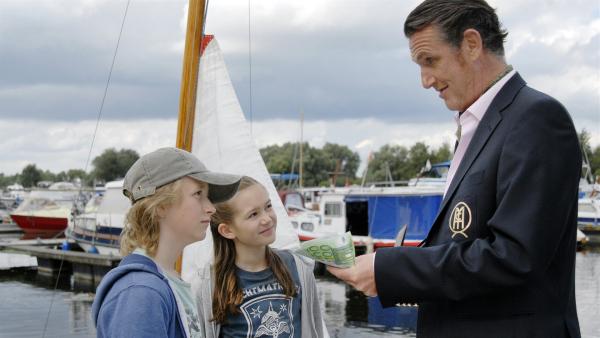Rasmus (Julian Winterbach) und Lina (Lale H. Mann) sind skeptisch, als Ihnen ein zwielichtiger Geschäftsmann (Kai Maertens) ihr Boot abkaufen will. | Rechte: NDR/Romano Ruhnau