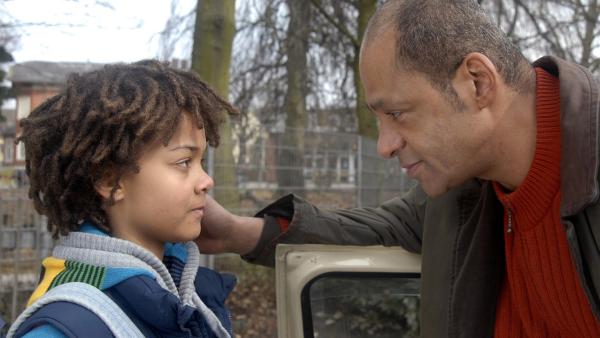 Liebevoll kümmert sich Dalu Mcomo-Bruhns (Nino Sandow) um seinen besorgten Sohn Themba (Coco Nima, li.). | Rechte: NDR/Romano Ruhnau