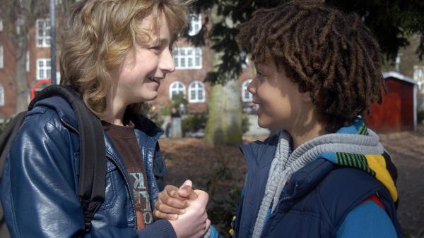 Rasmus (Julian Winterbach, li.) und Themba (Coco Nima) bekräftigen ihre Freundschaft. | Rechte: NDR/Romano Ruhnau