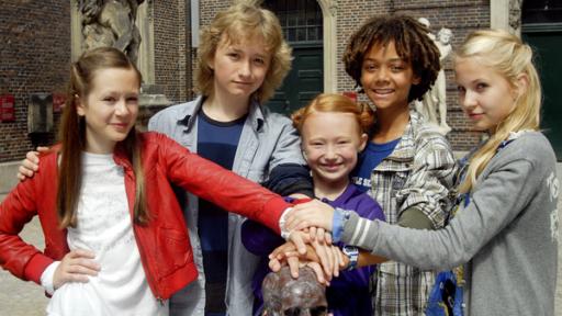 v.l.n.r.: Lina (Lale H. Lange), Rasmus (Julian Winterbach), Emma (Aurelia Stern), Themba (Coco Nima) und Sophie (Katherina Unger) haben den gestohlenen Störtebecker-Schädel wiederbeschafft.