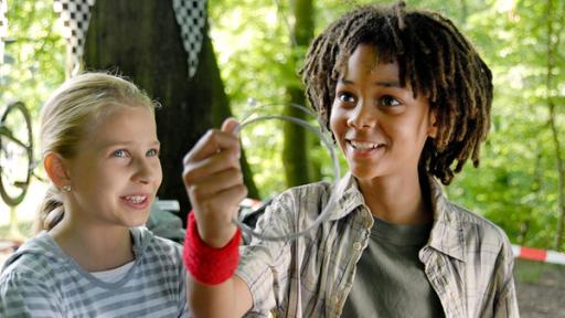 Sophie und Themba mit einem Draht