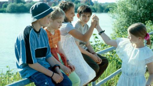 Die Pfefferkörner Fiete, Vivi, Jana, Cem und Natascha sitzen am See