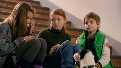 Nina (Carolin Garnier), Emma  (Aurelia Stern) und Henri (Sammy O’Leary) auf der Treppe