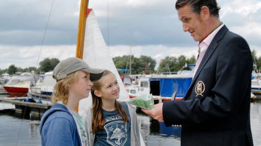 Rasmus und Lina mit Mann bei den Segelbooten