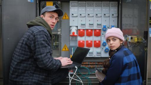 Jasina (Sophia Grande) und Arvid (Justus Johanssen) versuchen, das Stromnetz der Stadt wieder in Gang zu bringen.