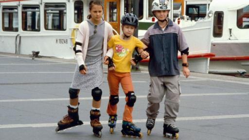 Jana, Vivi und Fiete auf Inlineskates an der Alster.