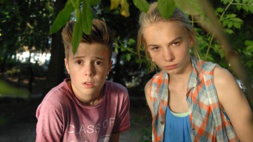 Niklas (Jaden Dreier) und Jessi (Martha Fries) auf der Lauer... und kurz vor ihrem ersten Kuss!