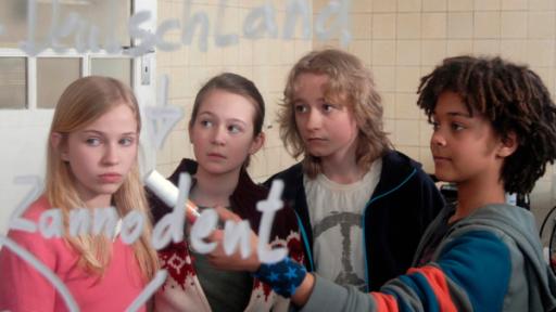 Sophie (Katherina Unger), Lina (Lale H. Mann), Rasmus ( Julian Winterbach) und Themba (Coco Nima)