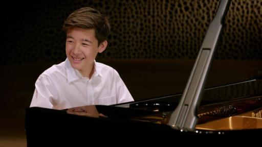 Das musikalische Wunderkind Kim Soo-Ri sitzt in der Elbphilharmonie am Flügel.