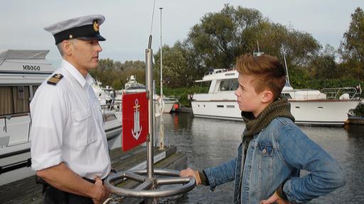 Niklas (Jaden Dreier) im Gespräch mit dem Wasserschutzpolizisten (Roland Kieber, links).