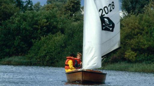 Fiete und Cem beim Segeln