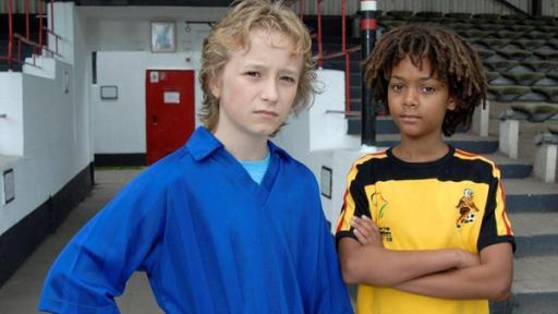 Rasmus und Themba im Fußball-Dress