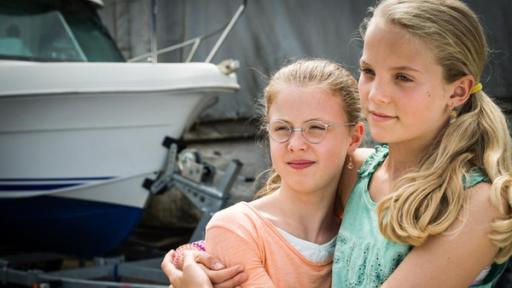 Pinja (Sina Michel) und Stella (Zoë Malia Moon) halten sich im Arm.