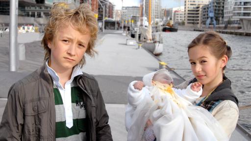 Rasmus mit Lina, die das Baby auf dem Arm hält