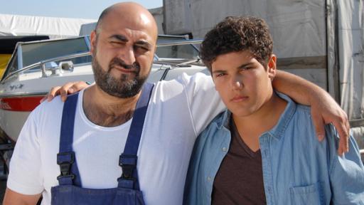 Erol (Özgür Karadeniz) hat den Arm um Anton (Danilo Kamber) gelegt.