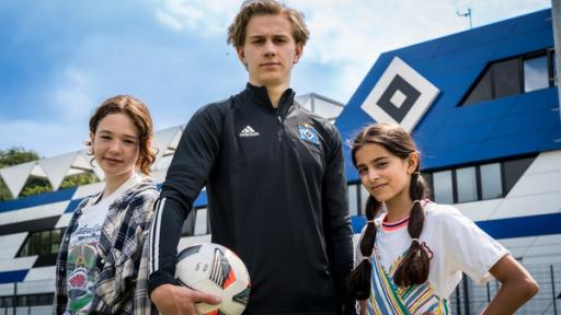 Leo und Jasina besuchen Nachwuchskicker Kay am Trainingsgelände.