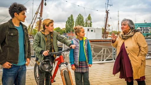 Tarun, Jonny und Clarissa unterhalten sich mit Taruns Oma Amisha.