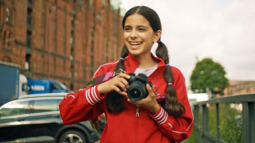 Jasina ist sehr fröhlich mit ihrer Fotokamera in der Speicherstadt unterwegs.