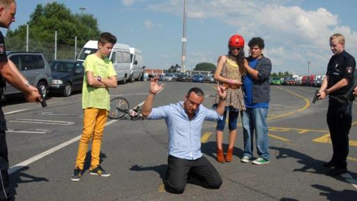 Der Munitionsschmuggler Thorsten Fricke (Tim Grobe)  wird von Polizisten gestellt. Die Pfefferkörner (von links nach rechts: Jaden Dreier, Merle de Villiers und Danilo Kamber) stehen dabei