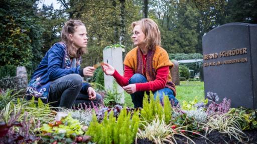 Auf dem Friedhof spricht Kira (Marlene von Appen) mit Edith (Jessica Kosmalla).