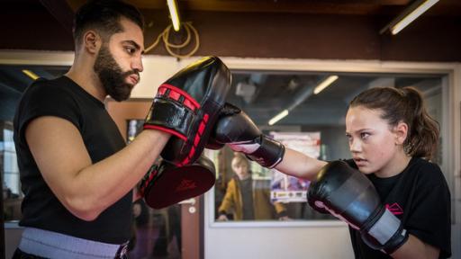 Kira (Marlene von Appen) trainiert Kickboxen mit ihrem Trainer Kim (Kais Setti).