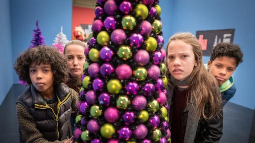 Femi, Nele, Tayo und Kira ermitteln in der Weihnachtsausstellung.