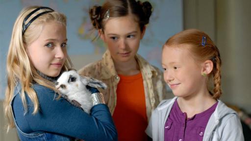 Sophie, Lina und Emma mit Kaninchen.