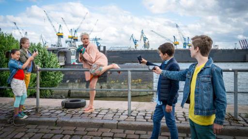 Jale (Ava Sophie Richter), Pinja (Sina Michel), Ramin (Jann Piet) und Till (Otto von Grevenmoor) machen Handyfotos von Astrid Dietz (Yvonne Hornack).