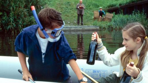 Vivi und Paul angeln weitere Flaschen aus der Elbe.