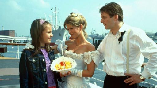 Jana mit ihrem Vater und der Braut am Hamburger Hafen.