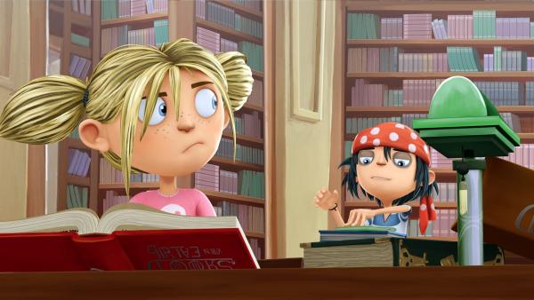 Matilda sucht in der Bibliothek nach einem Gegenmittel, denn Jim benimmt sich komisch. | Rechte: WDR/Cyber Group Studios