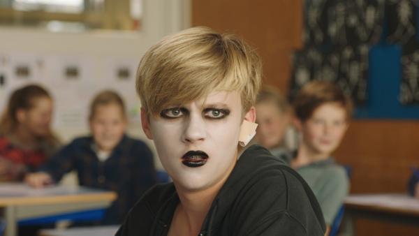 Kees (Ole Kroes) ärgert sich, dass seine Eltern jetzt auch Gothic sind. | Rechte: NDR/NL Film