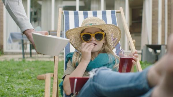 Floor (Bobbie Mulder) entspannt im Garten. Sofern Kees alle ihre Wünsche erfüllt, wird sie ihren Eltern nichts von seinen schlechten Noten erzählen. | Rechte: NDR/NL Film