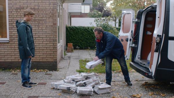 Kees (Ole Kroes) blickt auf all die Zeitungen, die er austragen muss. | Rechte: NDR/NL Film