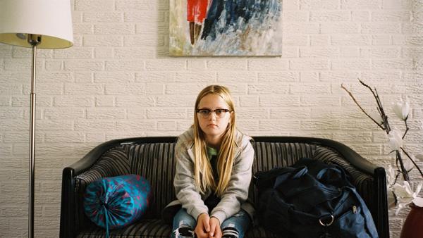 Floor (Bobbie Mulder) sitzt bei Daphne zu Hause, wo sie das Wochenende übernachtet. Sie möchte ihren Eltern beweisen, dass sie kein Heimweh hat. | Rechte: NDR/NL Film/Maurice Trouwborst
